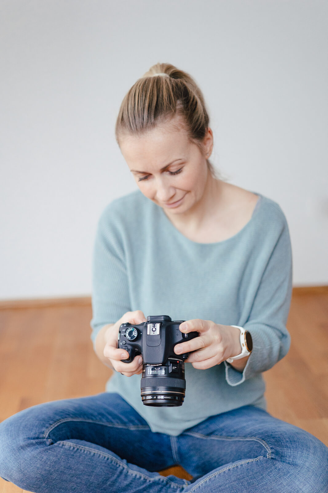 Die Fotografin Christine Bleisch aus Hallwang bei Salzburg macht ein Foto von sich selbst