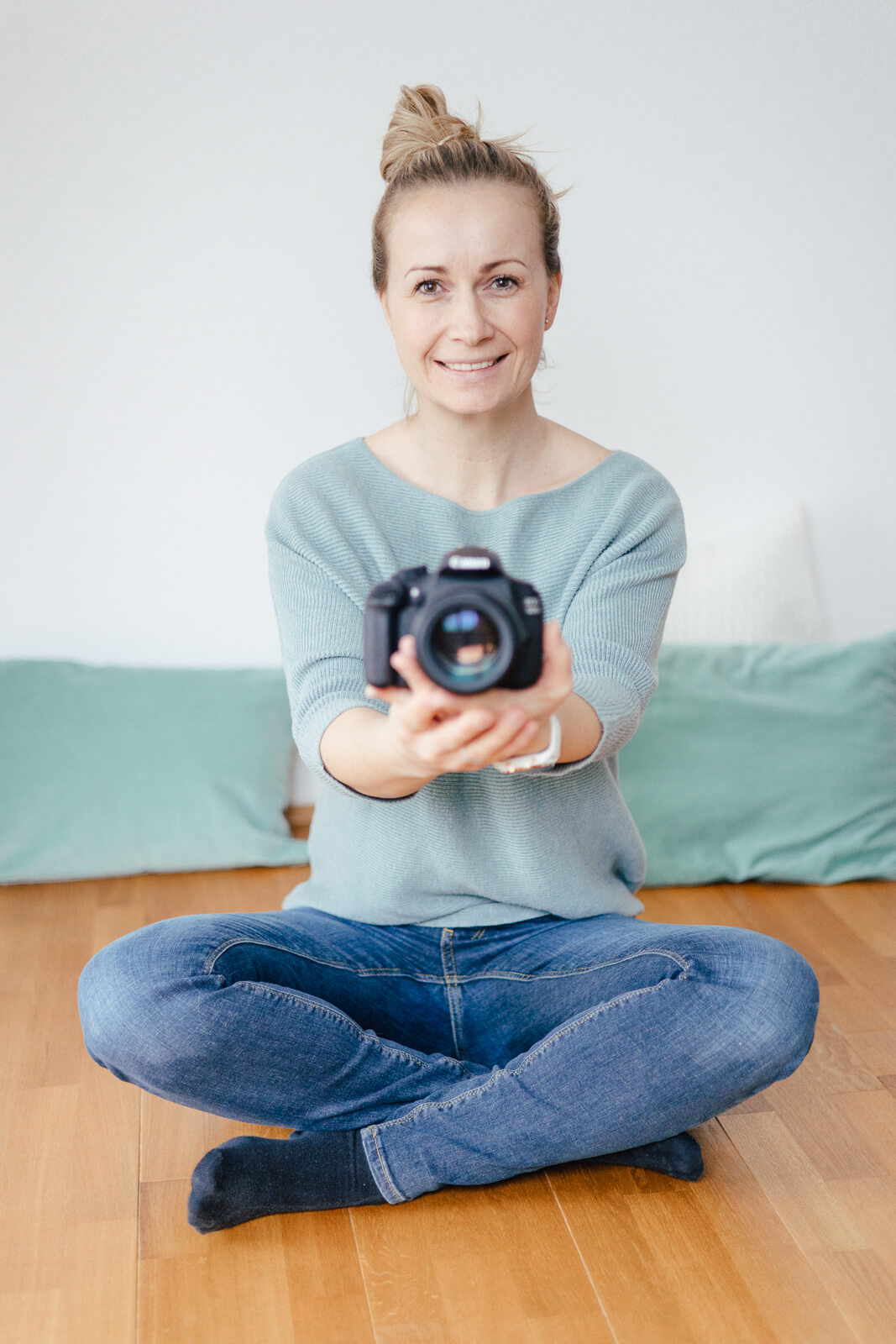 Die Fotografin Christine Bleisch aus Hallwang bei Salzburg macht ein Foto von sich selbst