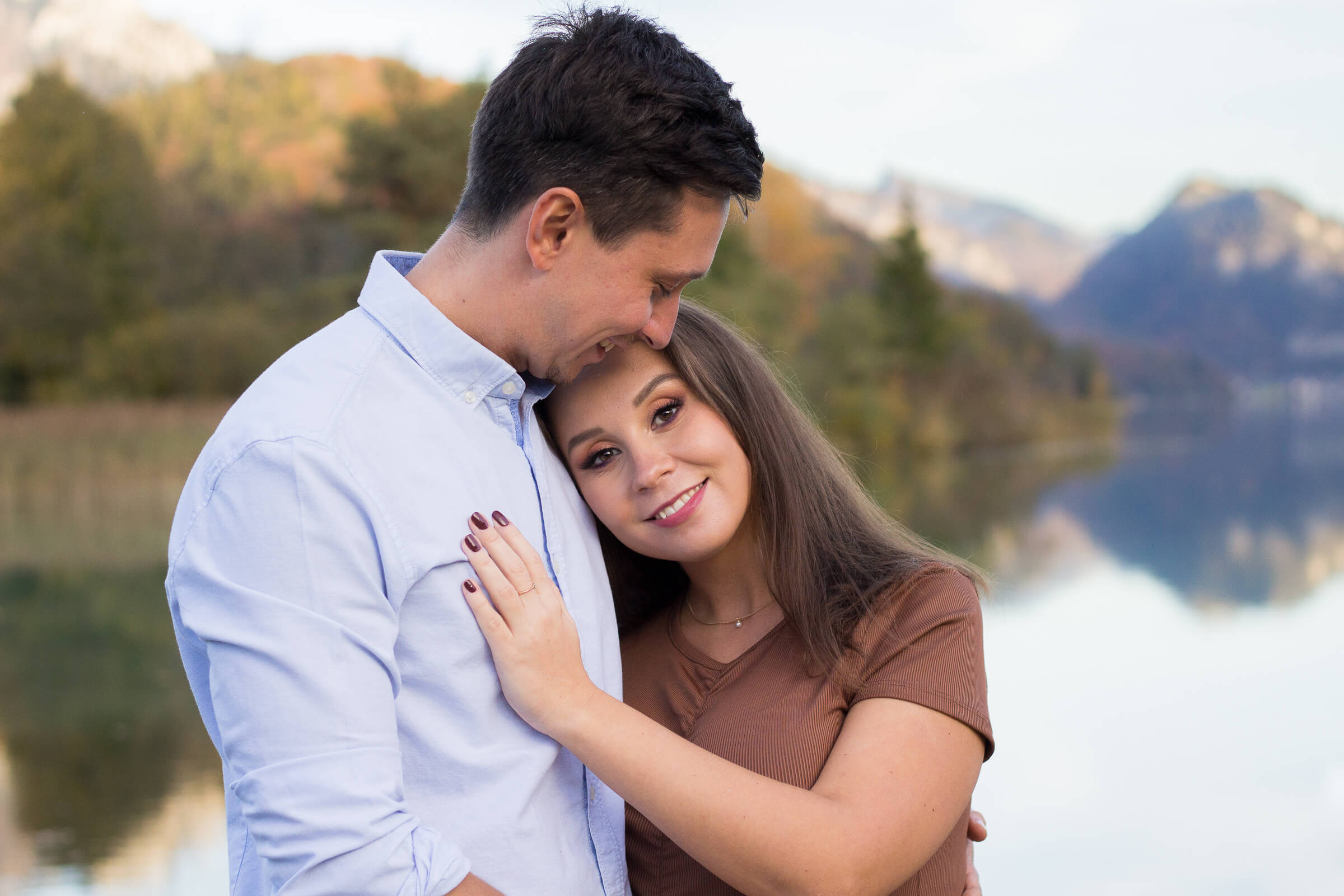 verliebtes Paar am Fuschlsee im Flachgau in Salzburg zum Sonnenuntergang