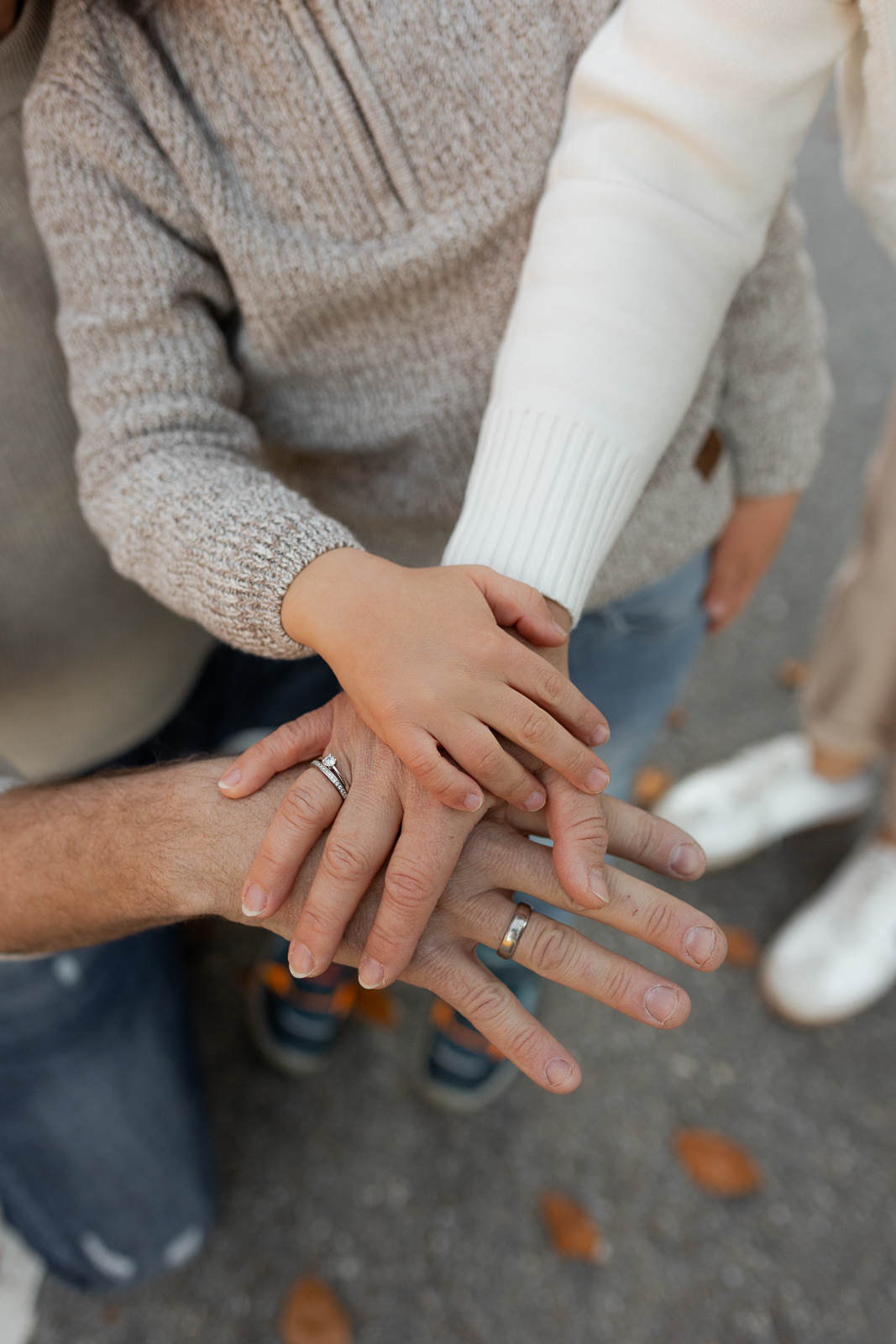 Die Fotografin Christine Bleisch aus Hallwang bei Salzburg macht ein Bild von den Händen ihrer Familie
