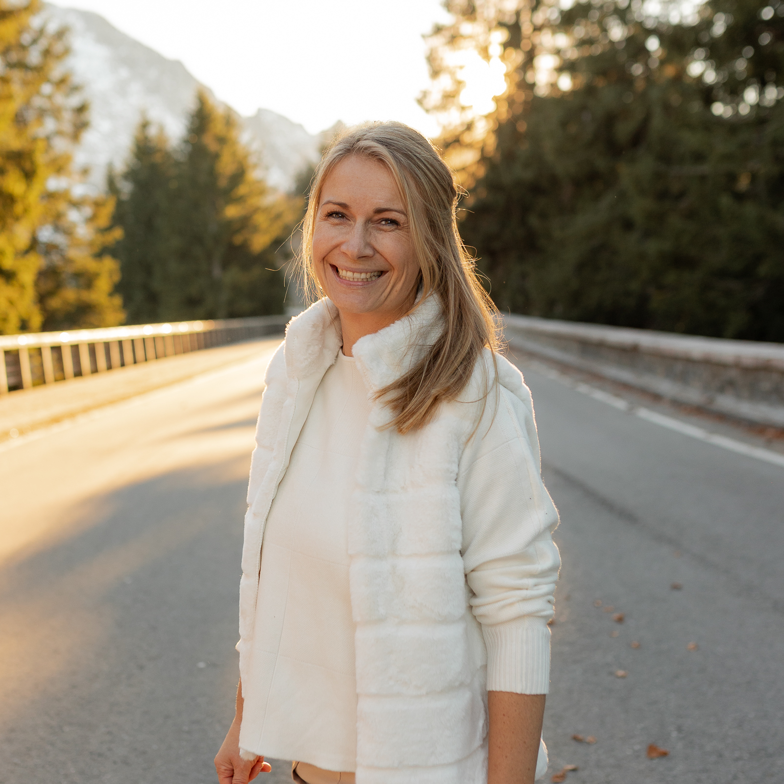 ie Fotografin Christine Bleisch aus Hallwang bei Salzburg macht ein Foto von sich selbst