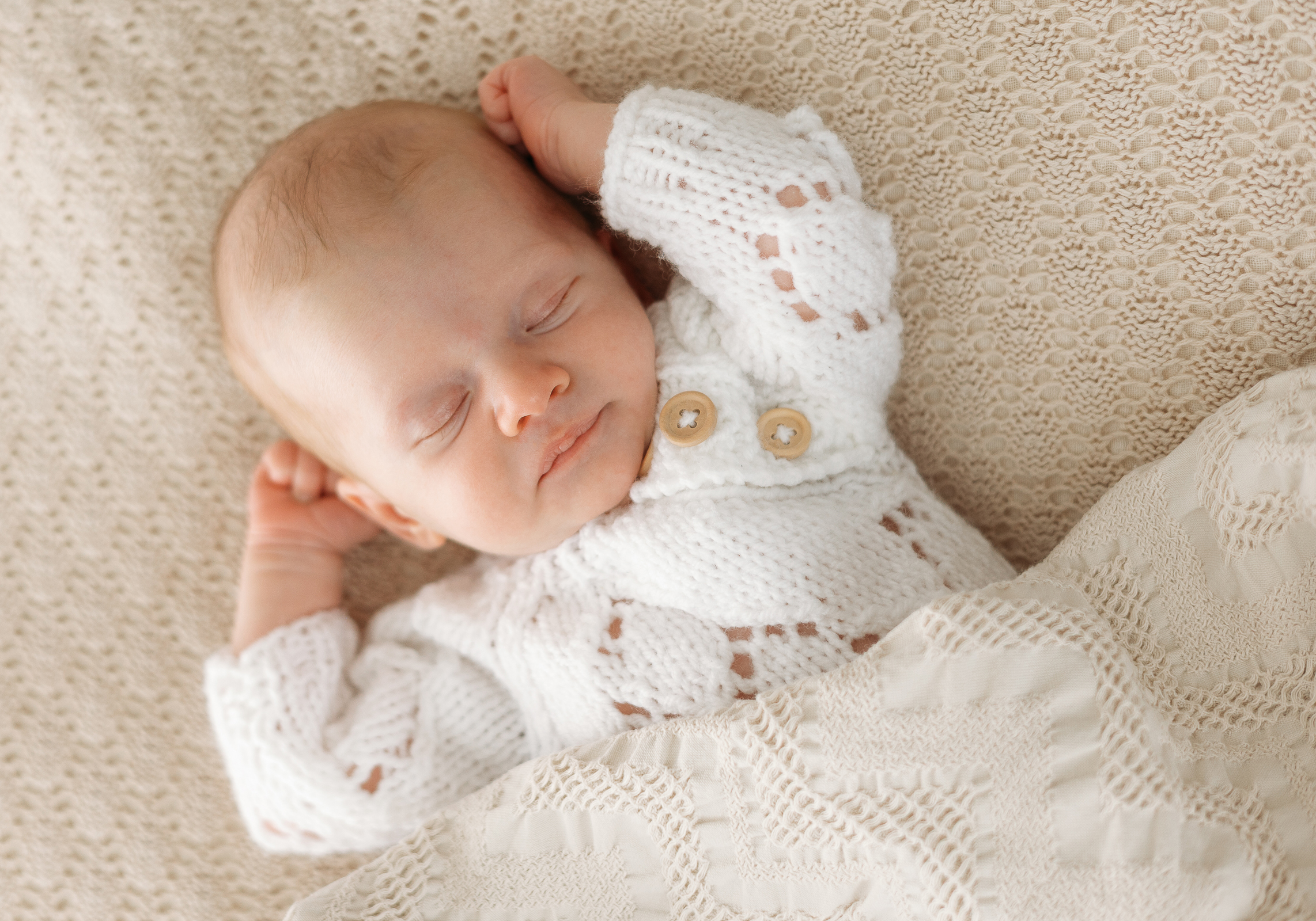 Neugeborenes eingewickelt in Decken bei Fotgrafin im Atelier von Christine Bleisch Fotografie