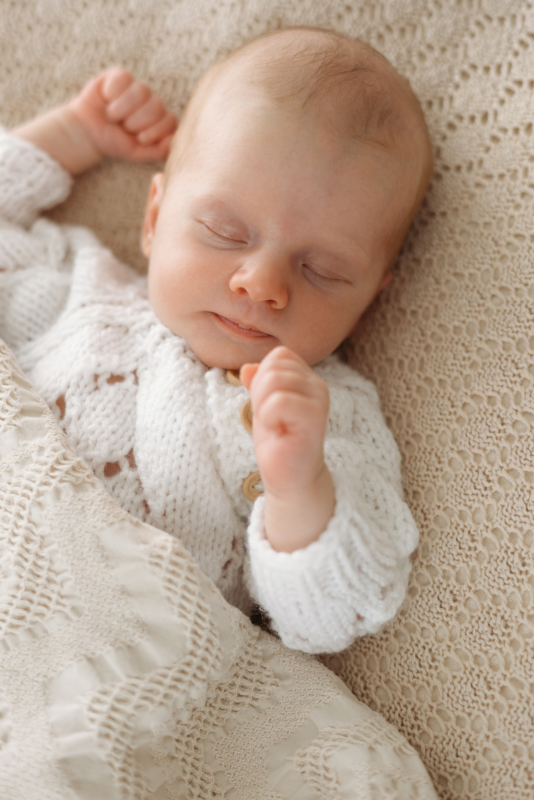 Neugeborenes eingewickelt in Decken